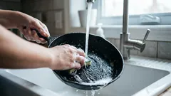 冷水で油汚れを落とす方法：昔ながらの5つのコツ