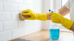 壁にこびりついた油汚れでも5分で溶ける：手早く掃除する方法